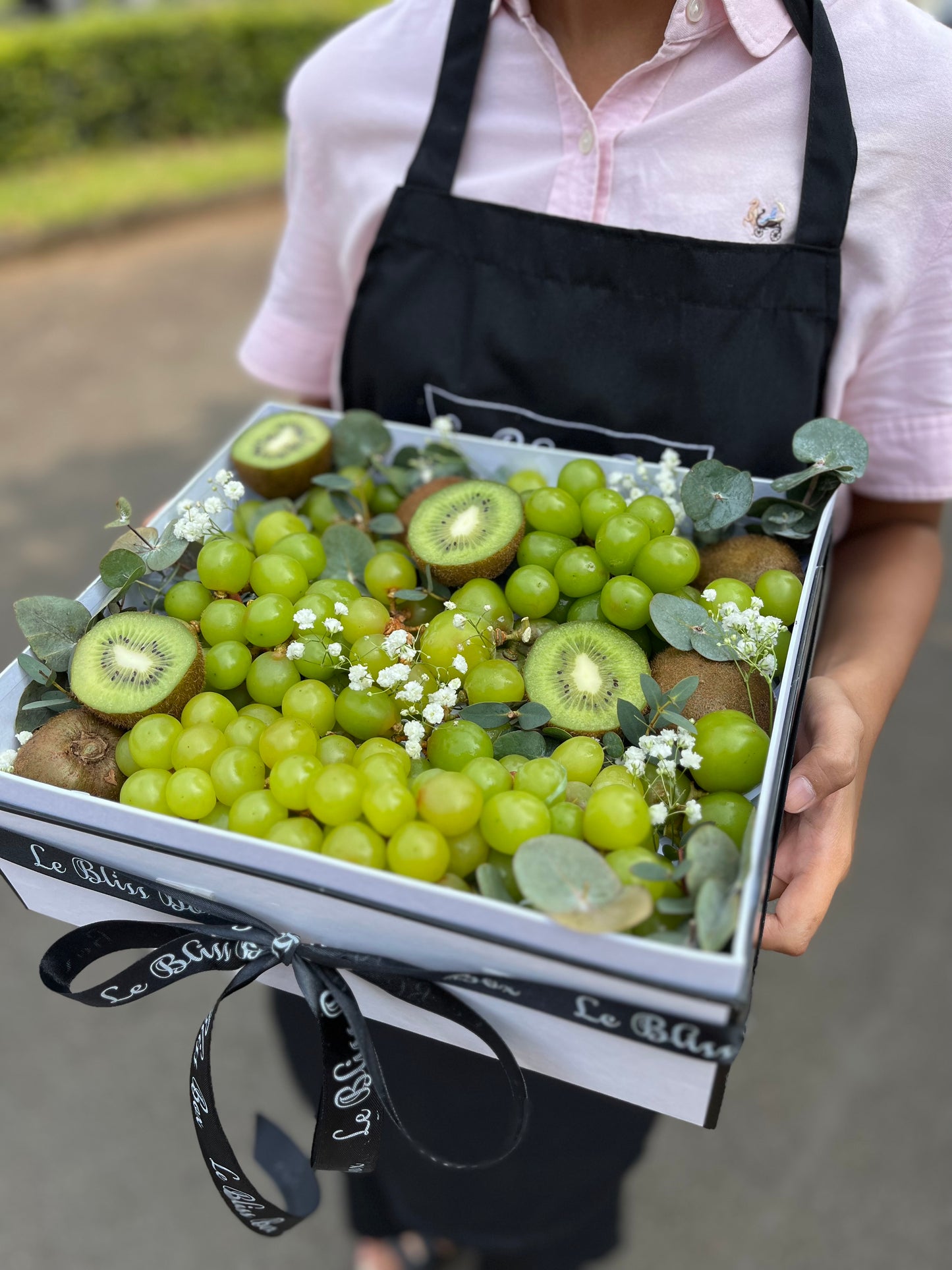 Parcel buah surabaya berisi anggur hijau dan kiwi eksklusif, pengiriman di BSD, Cirebon, Bintaro, jakarta. parcel buah surabaya