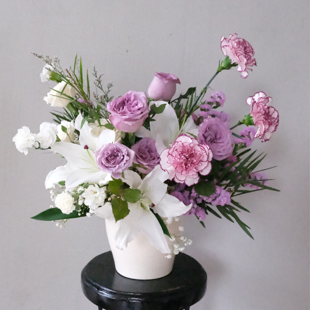Purple White Gradation Vase - Le Bliss Bouquet. Vase arrangement le bliss bouquet, florist surabaya, toko bunga surabaya, toko bunga jakarta, florist jakarta