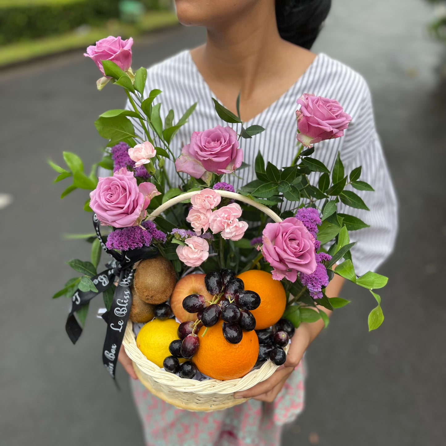 Hamper Buah Jakarta | Hamper Buah Surbaya, parcel Buah Bunga surabaya , Parcel Buah dengan kombinasi purple roses by Le Bliss Box | parcel buah surabaya