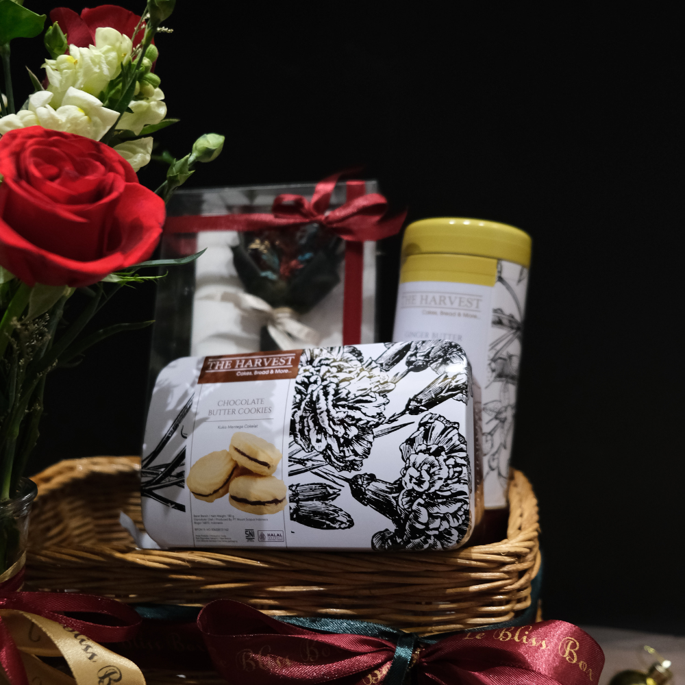 Festive Rattan Christmas Hamper