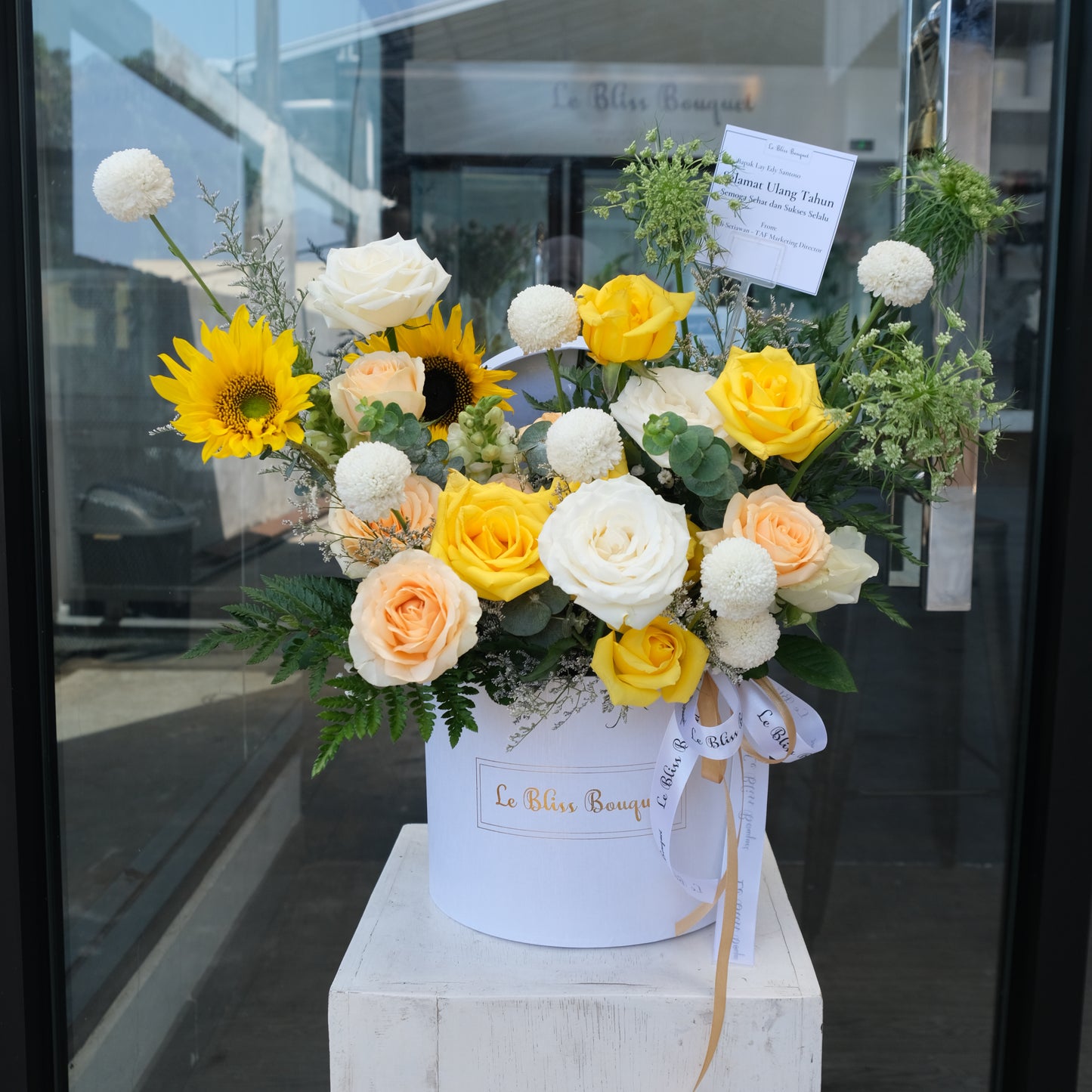 Bloombox bunga matahari sunflower dan pompom dari Le Bliss Bouquet Florist Cirebon Bintaro Jakarta