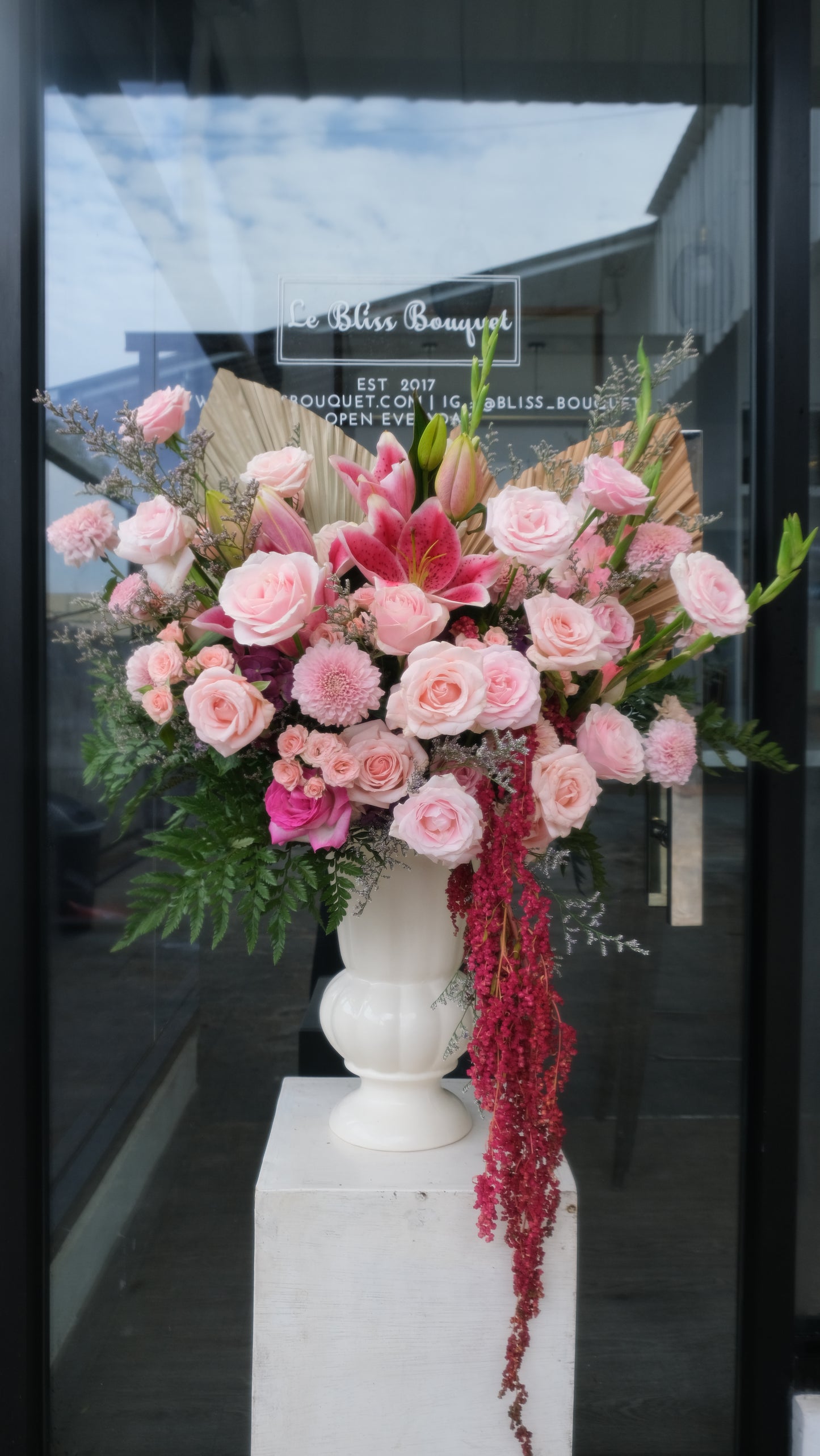 Grand Pink Vase Arrangement adalah pilihan sempurna bagi Anda yang ingin memberikan hadiah yang benar-benar berkesan. Rangkaian ini menggabungkan berbagai jenis bunga premium berwarna pink — seperti mawar, lily, carnation, dan eustoma — disusun artistik dalam vas kaca eksklusif. Hasilnya adalah rangkaian bunga mewah yang cocok untuk segala perayaan penting.
Kesan lembut dan elegan terpancar dari warna pink yang mendominasi, menjadikannya pilihan tepat untuk hadiah ulang tahun, perayaan kelahiran bayi perem