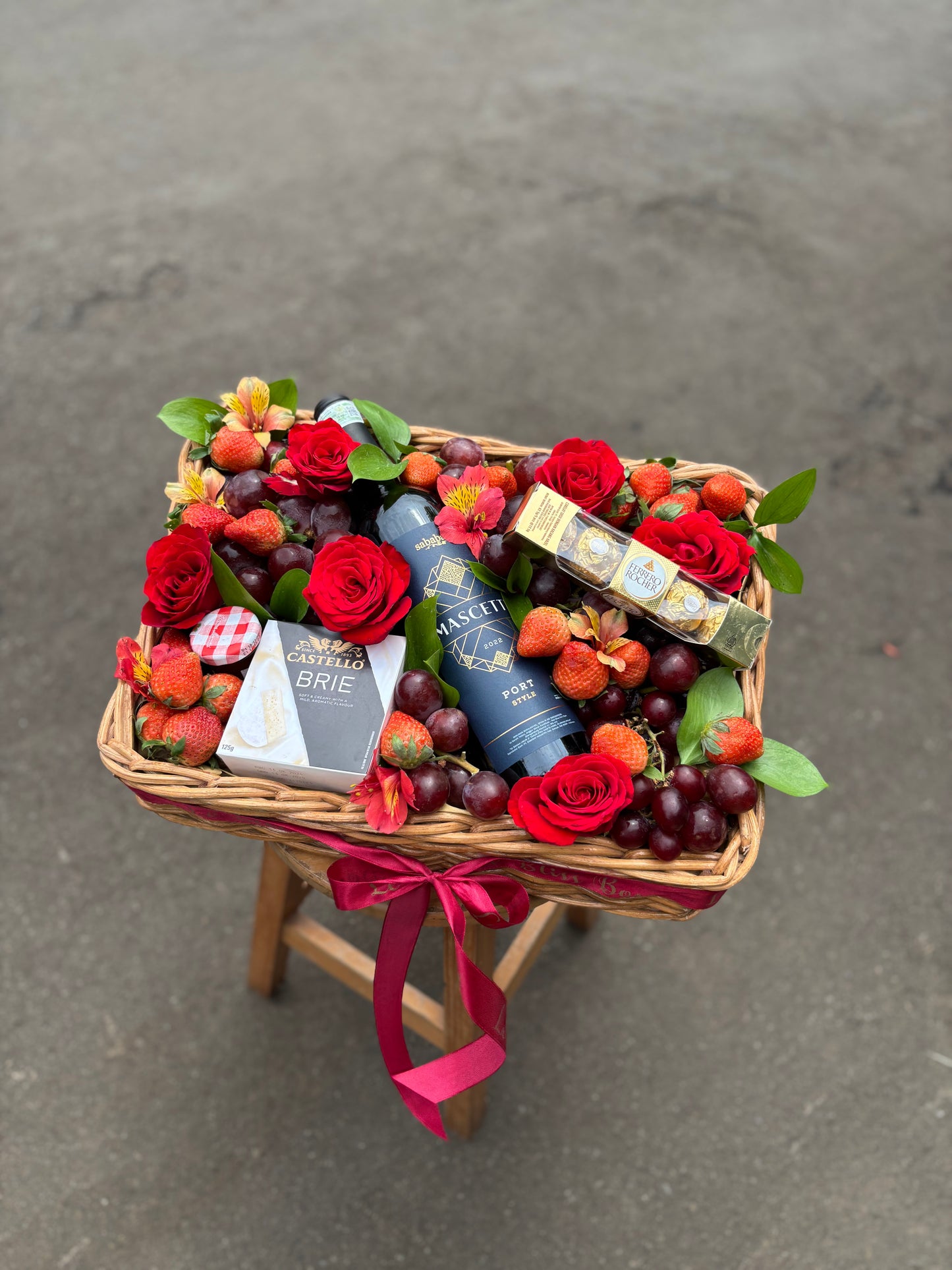 Elegant wine hamper by Le Bliss Box for delivery in Jakarta, Bintaro, Tangerang. Wine Cheese Fruit Hamper