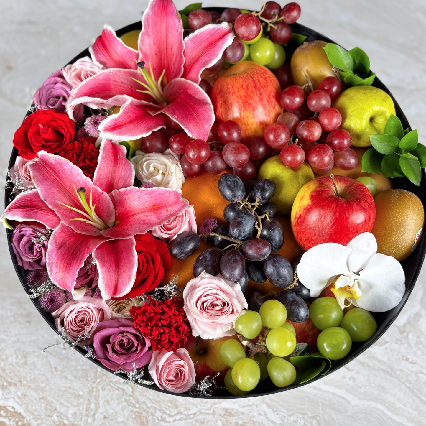 Fruit and flower arrangement for Mother's day gift in a black box. Blushing Grand Round Fruit Box | Luxury Fruit Hamper Jakarta, Surabaya. Kado Hari Ibu Jakarta