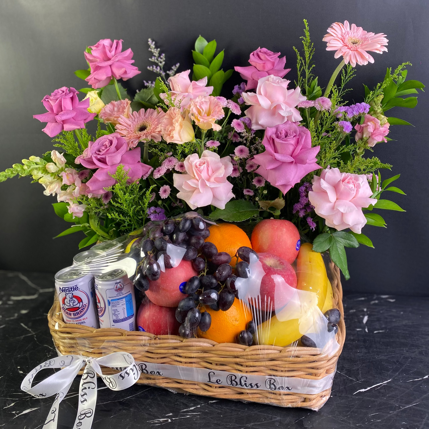 Parcel Buah dengan susu bear brand dan bunga segar by Le bliss box. Pengiriman Jakarta, cirebon, tangerang, Surabaya