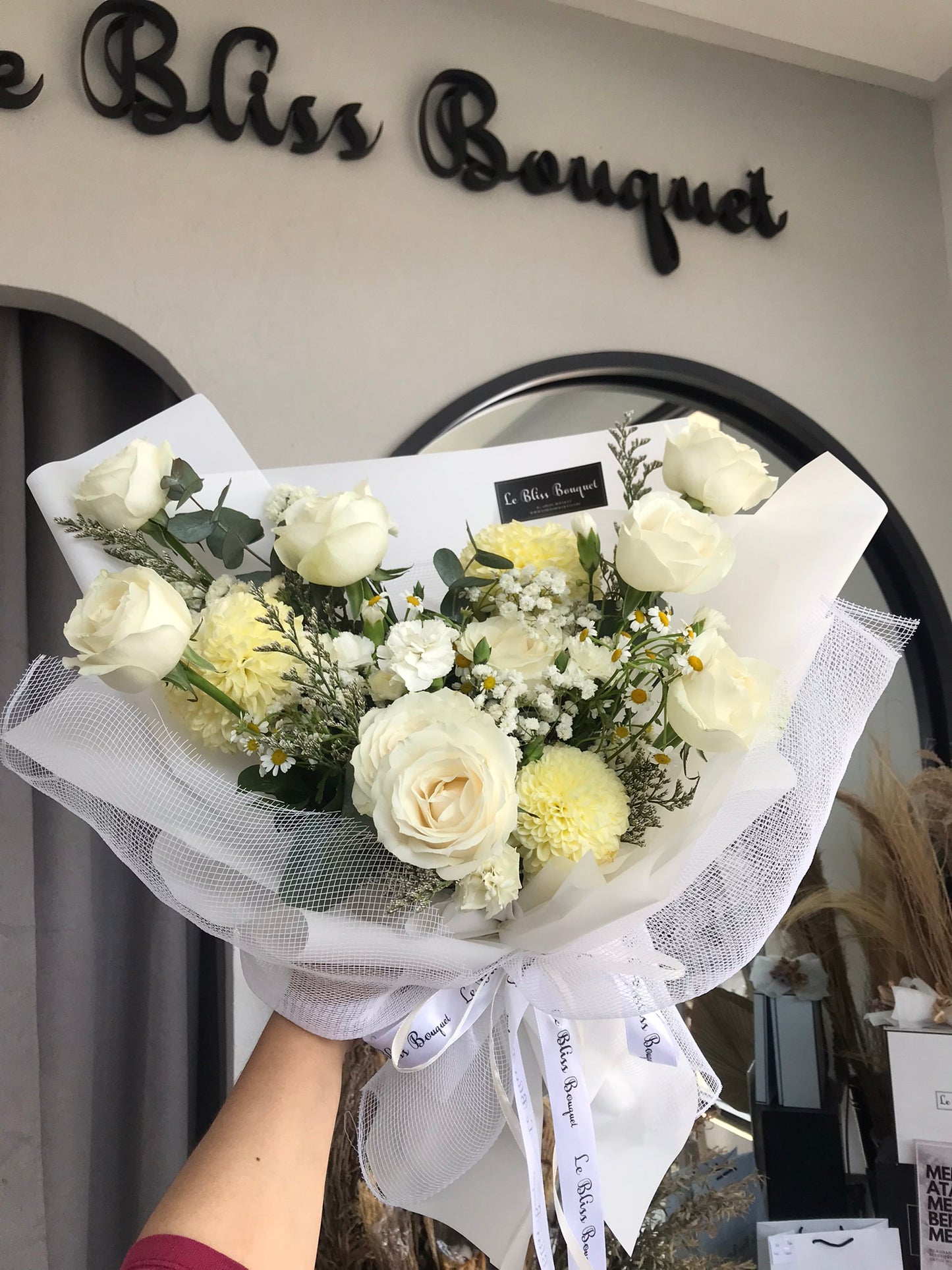 Glimmering White Rose Gompie Bouquet | Buket bunga surabaya, florist surabaya le bliss surabaya