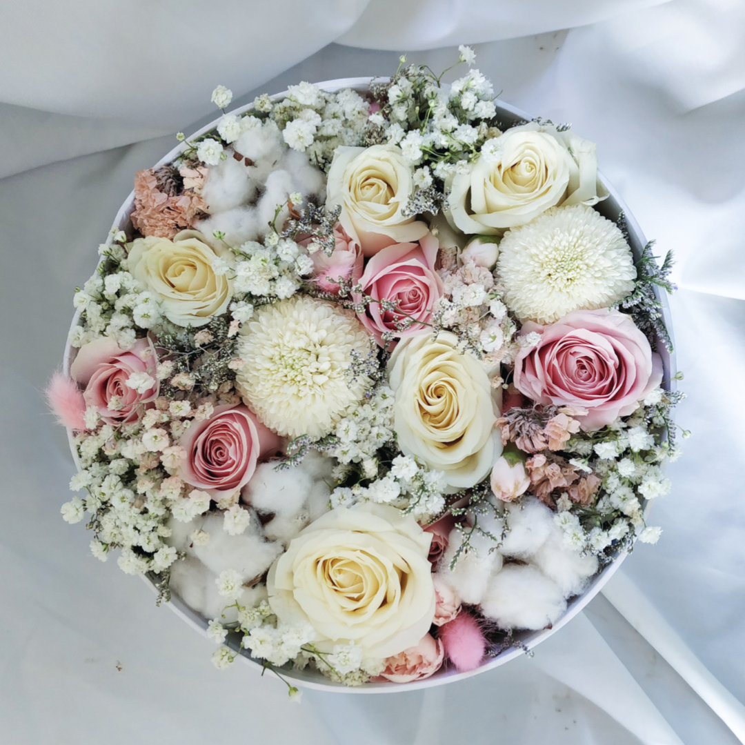 Mawar fresh dalam kotak BloomBox cantik, cocok untuk hadiah istimewa, florist cirebon