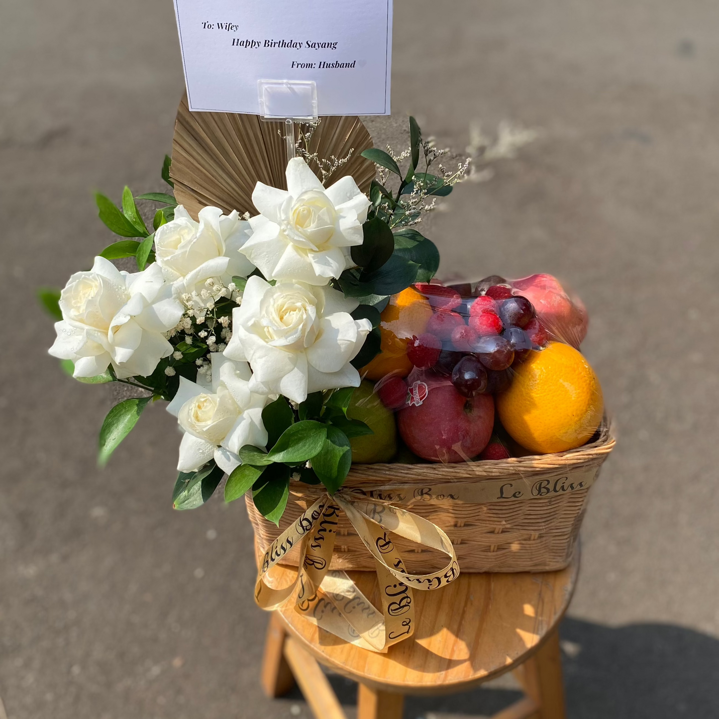 Parcel buah mewah dalam keranjang rattan berisi raspberry, cocok untuk hadiah istimewa