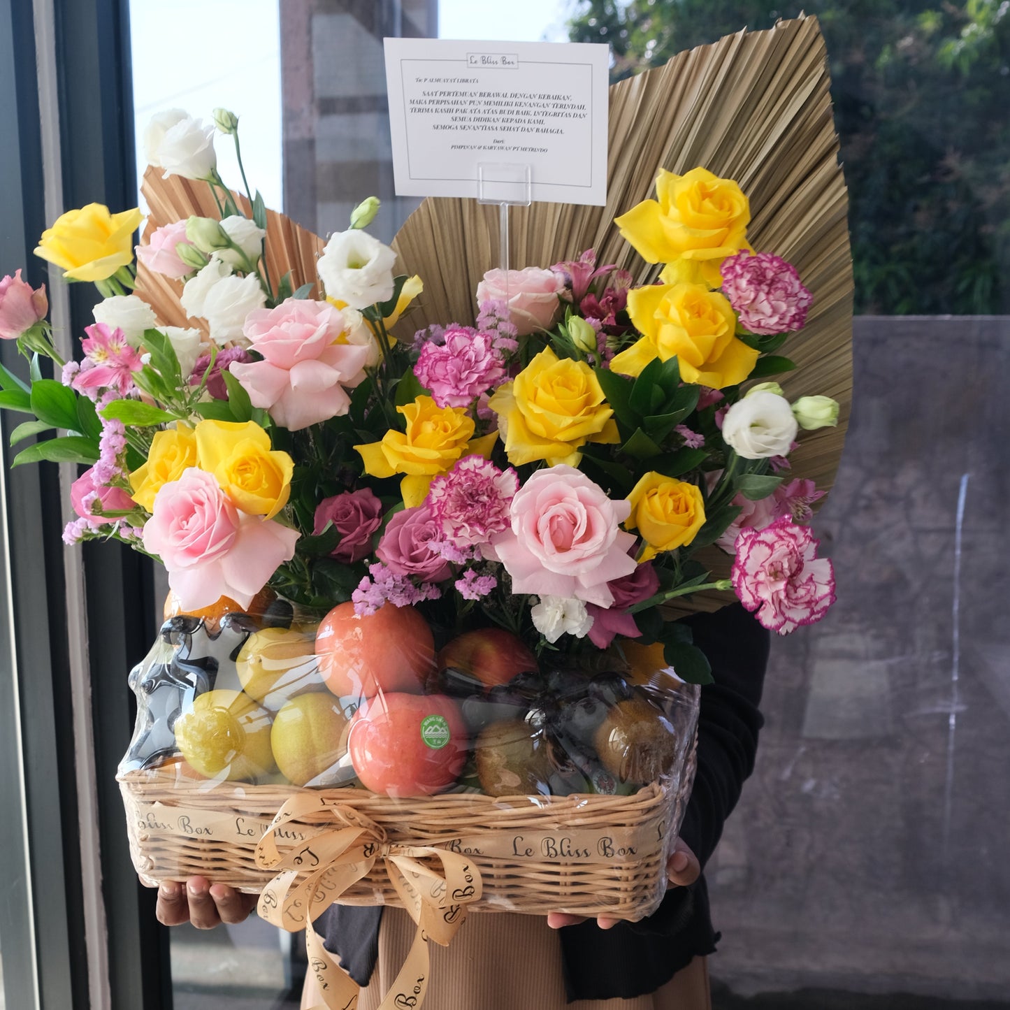 Parcel buah mewah dengan tema warna lilac dan kuning, berisi buah segar dan bunga premium dalam keranjang rotan — Lilac Yellow Grand Fruit Hamper Le Bliss Surabaya. fruit hamper surabaya