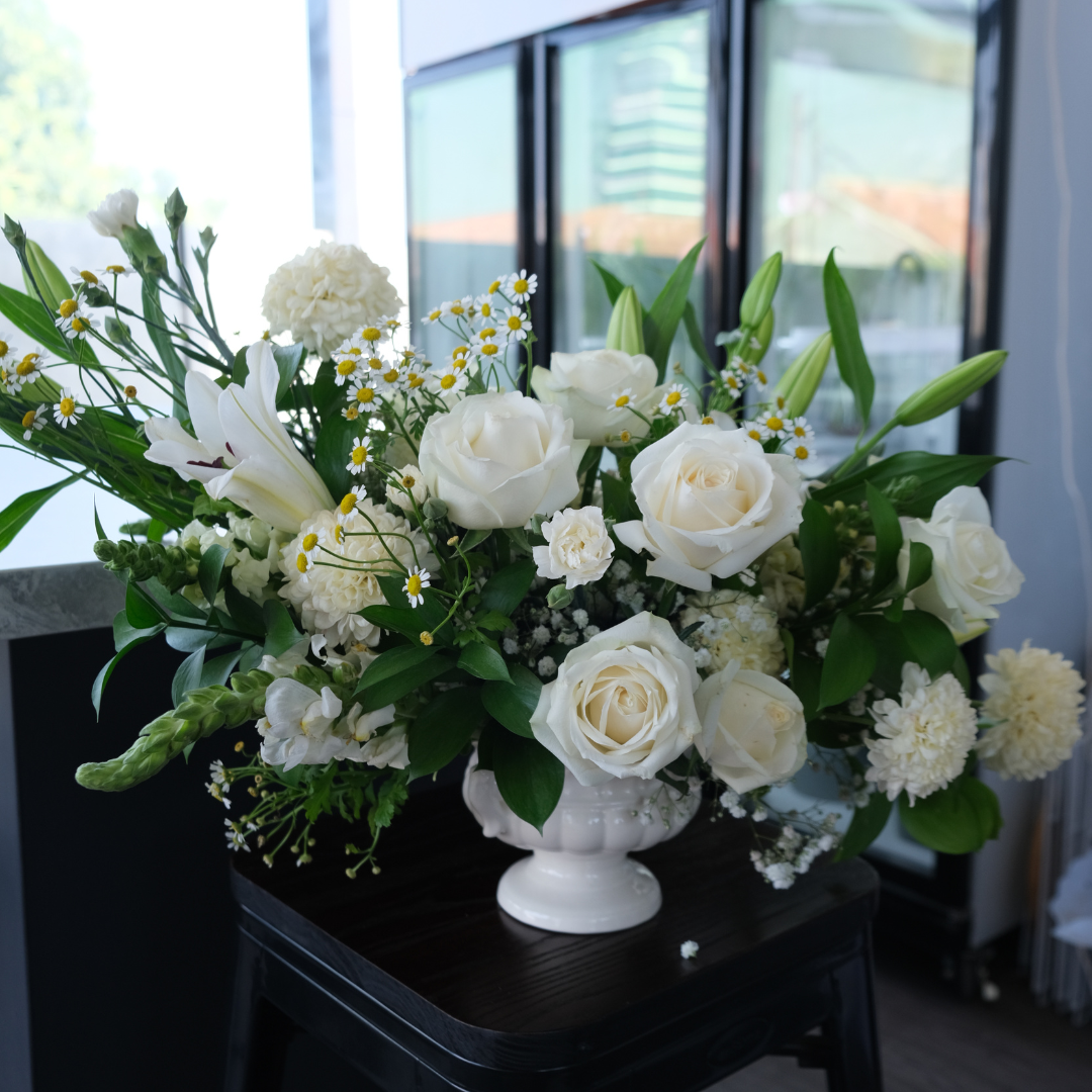 Rangkaian bunga lily putih premium dalam vas cantik, disediakan oleh florist Jakarta untuk keindahan ruang Anda.