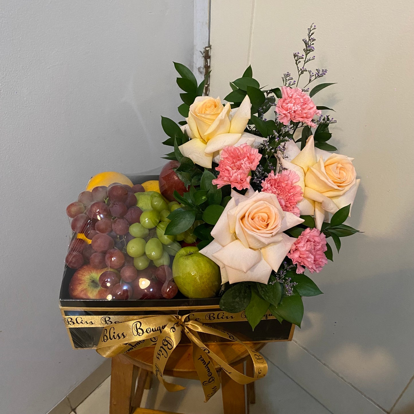 Tiffany Fruit Box - Premium fruit gift box featuring a curated selection of fresh, high-quality fruits. Beautifully packaged in a luxurious Tiffany blue box, perfect for special occasions, corporate gifts, or celebrations. Fast delivery available across Jakarta, Bintaro, Tangerang, and Cirebon. fruit hamper jakarta. parcel buah jakarta