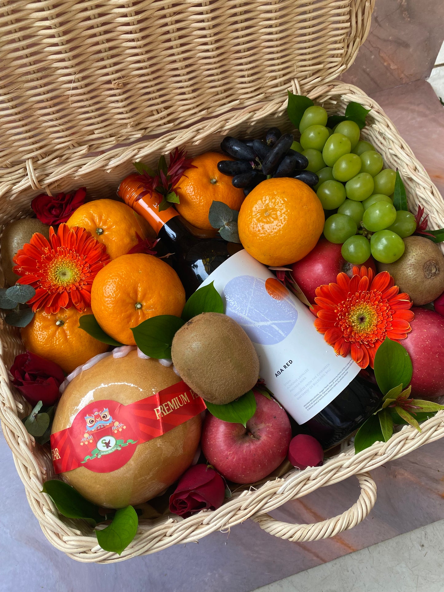 Wine hamper berisi buah segar dan bunga segar, wine dalam keranjang rotan premium - jakarta delivery indonesia