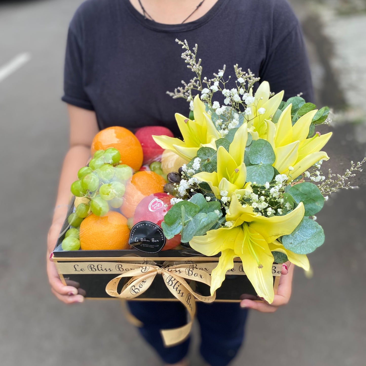 fruit hamper with fresh lily, parcel buah dengan Bunga Segar by le bliss box perngiriman ke seluruh wilayah jakarta, tangerang, cirebon, surabaya. parcel buah surabaya, hamper buah surabaya
