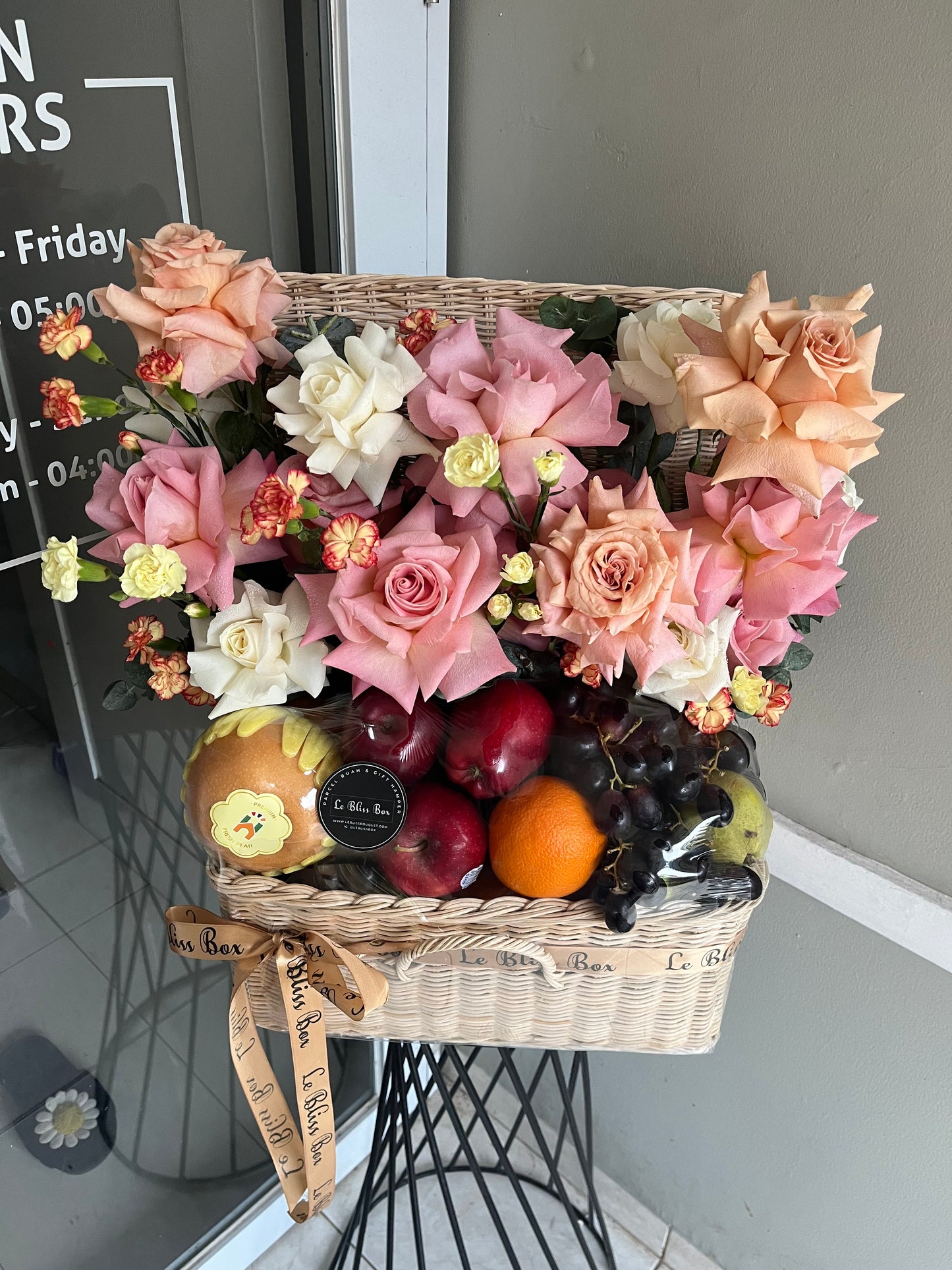 parcel buah mewah surabaya dengan bunga ecuador dan buah import by le bliss bouquet. toko parcel buah surabaya, fruit hamper surabaya. fruit hamper surabaya