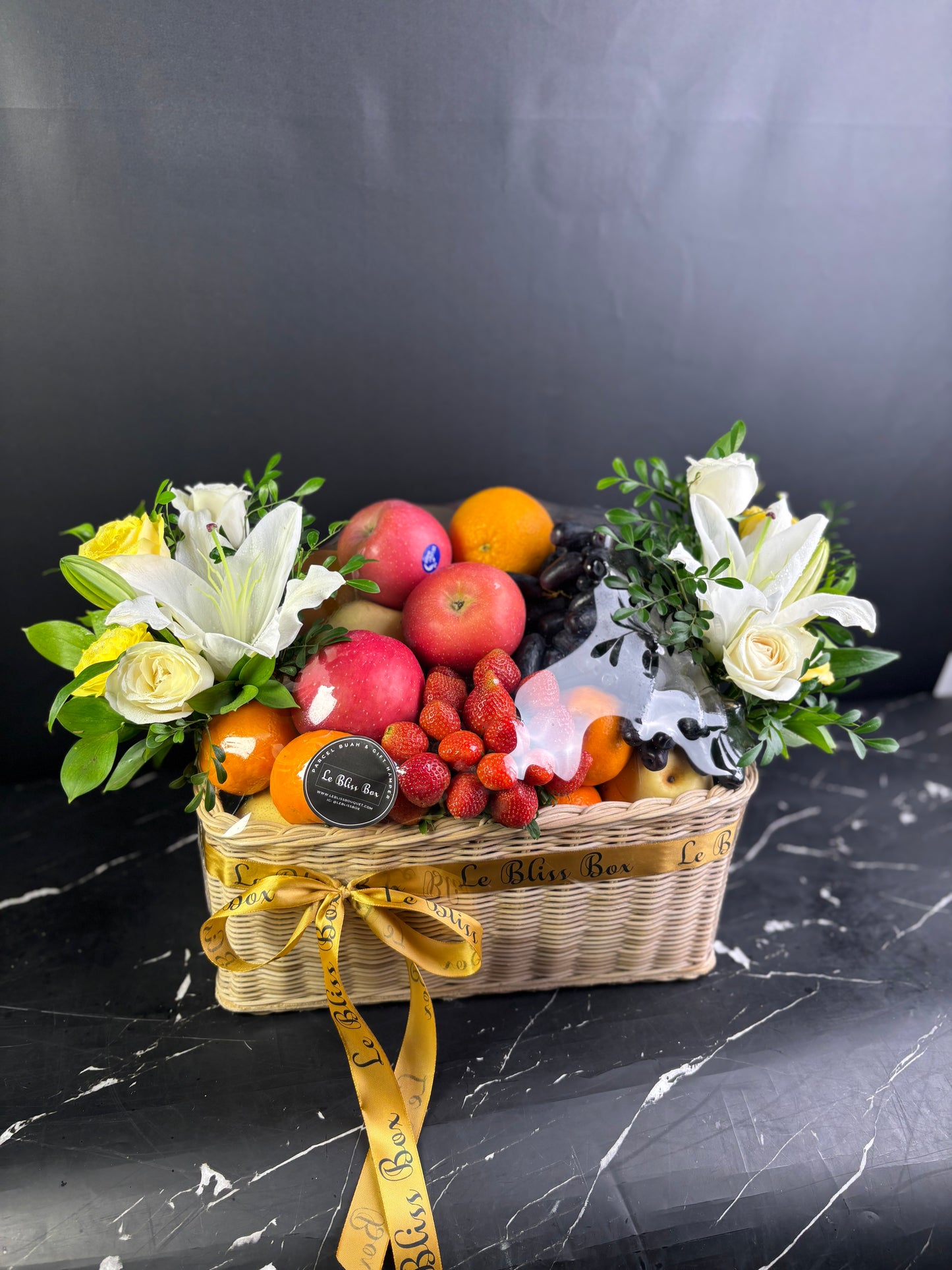 parcel buah surabaya fruit hamper dengan buah segar dan bunga lily casablanca, premium hamper buah pengiriman ciresurabaya sidoarjo on dan sekitarnya