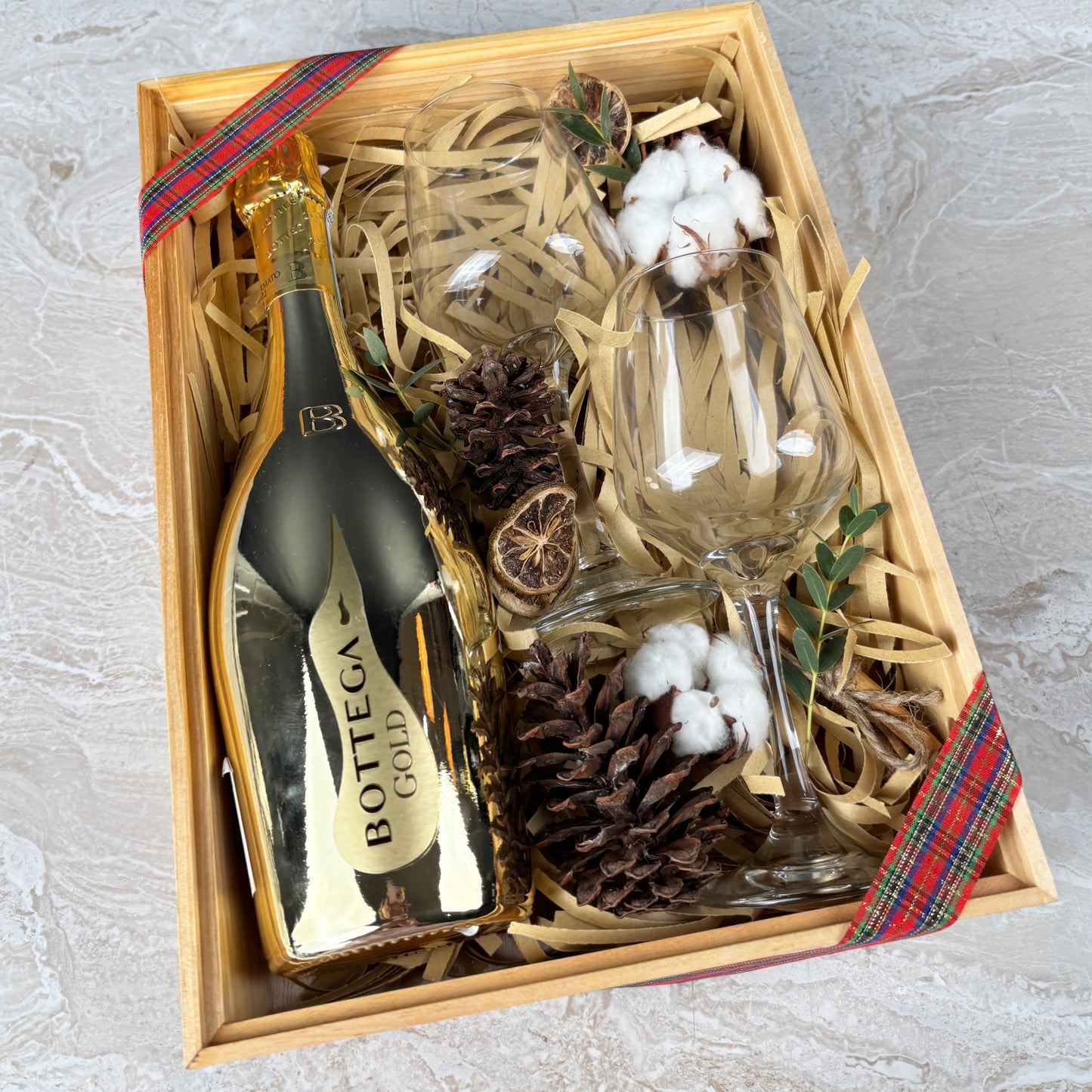 Bottega Gold Wine Glass Hamper