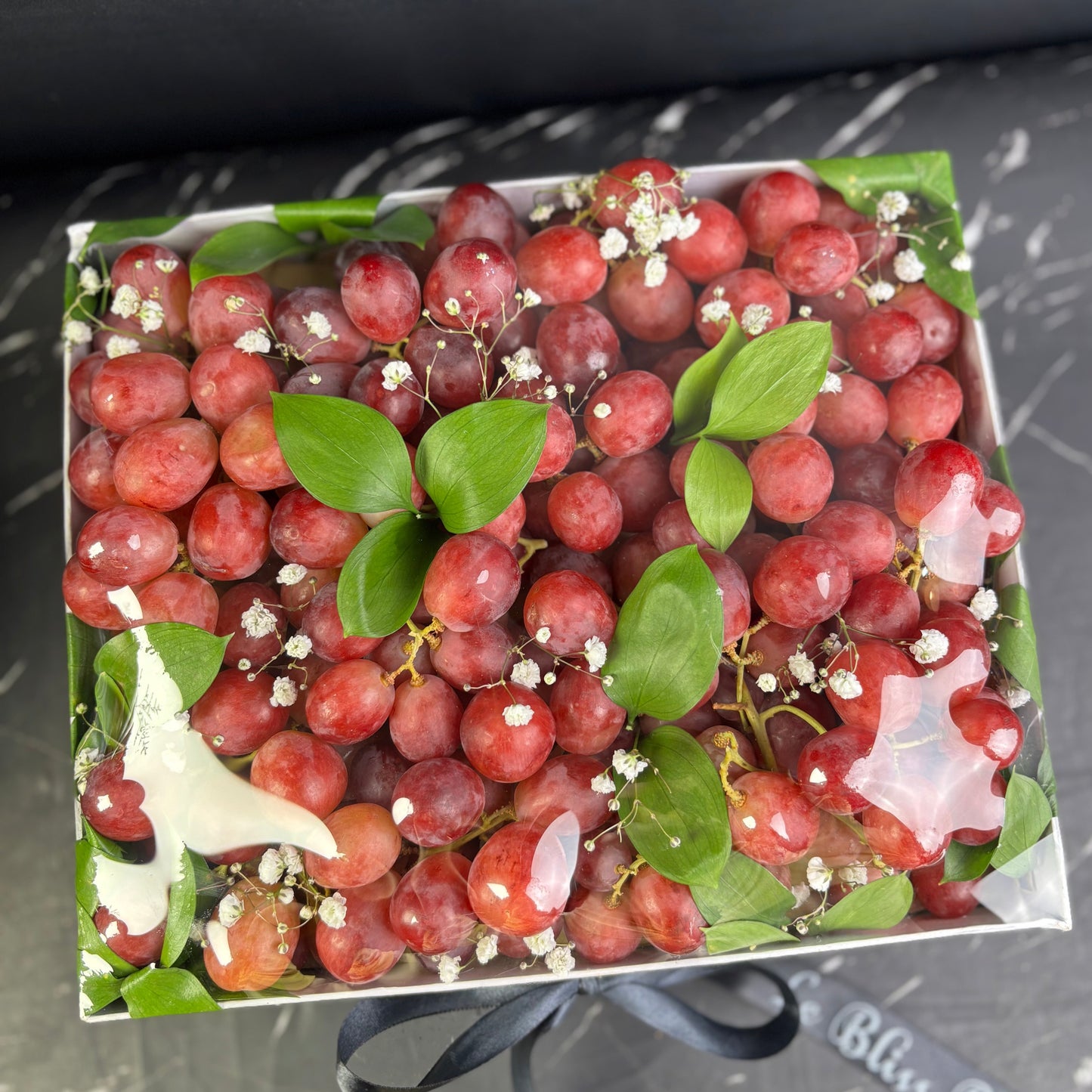 red globe grapes fruit box by Le Bliss Box topped with fresh flowers, parcel buah surabaya, parcel buah jakarta, hamper buah surabaya pengiriman cepat