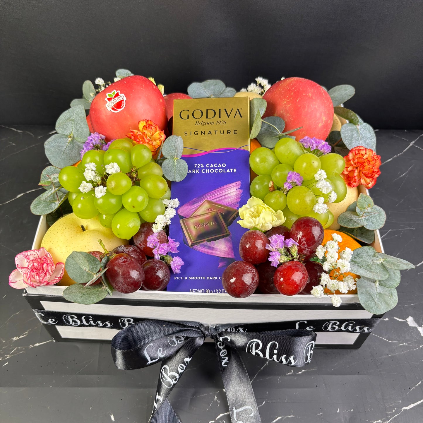 parcel buah dengan Godiva chocolate by le bliss box, pengiriman ke seluruh wilayah surabaya. parcel buah surabaya, fruit hamper surabaya, hamper buah surabaya