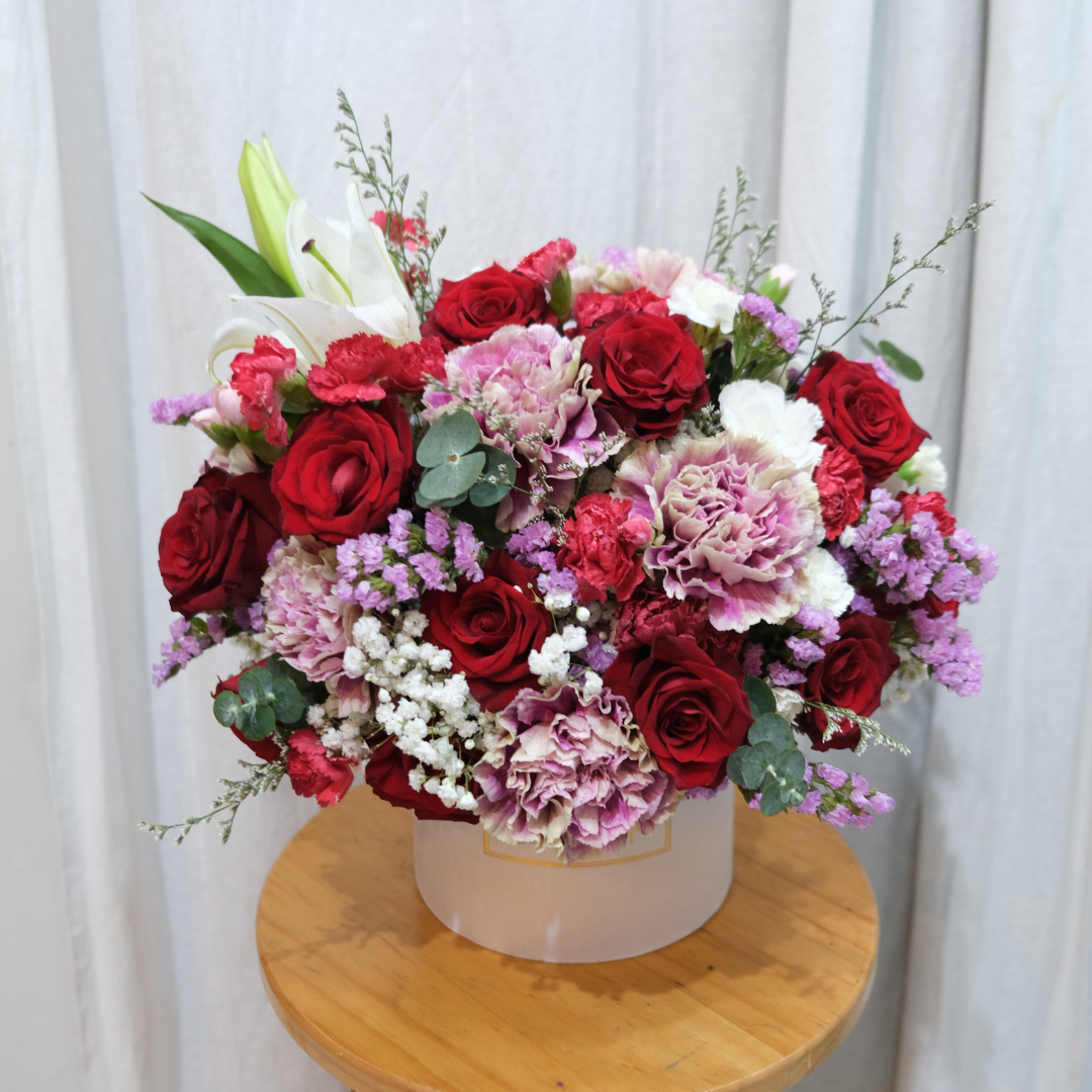 Antigua Red Petite Bloombox dari Le Bliss Bouquet, toko bunga di Cirebon. Rangkaian bunga elegan dalam kotak merah kecil, sempurna untuk hadiah istimewa