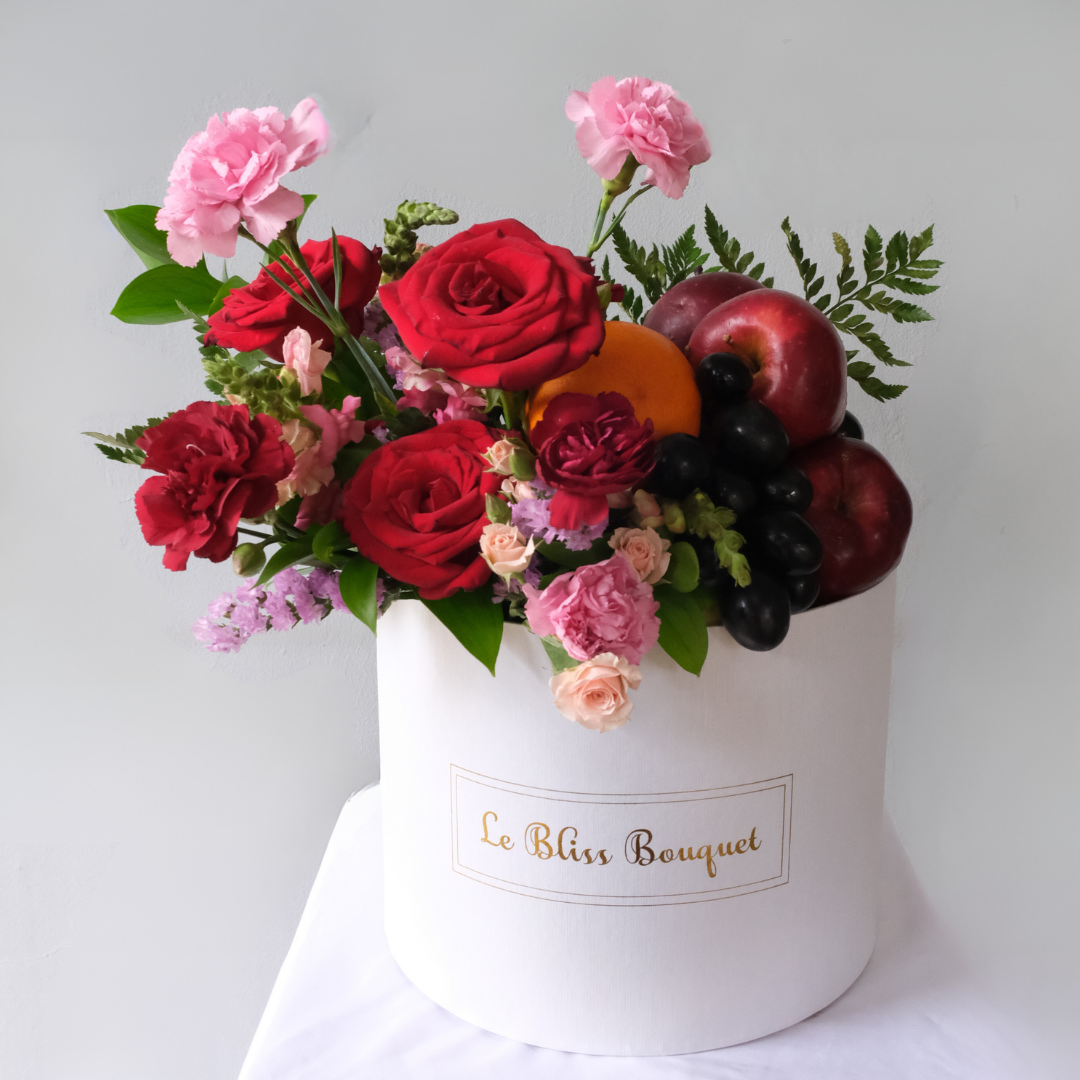 Parcel buah dan bunga segar dalam Blooming Box eksklusif dari Le Bliss Bouquet untuk pengiriman ke Surabaya dan Jakarta.