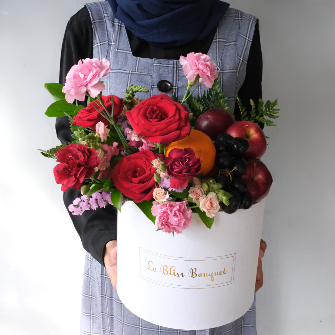 Le Bliss Blooming Box berisi buah apel, anggur, dan bunga pink-putih, dikirim ke Tangerang, Bintaro, dan Cirebon.