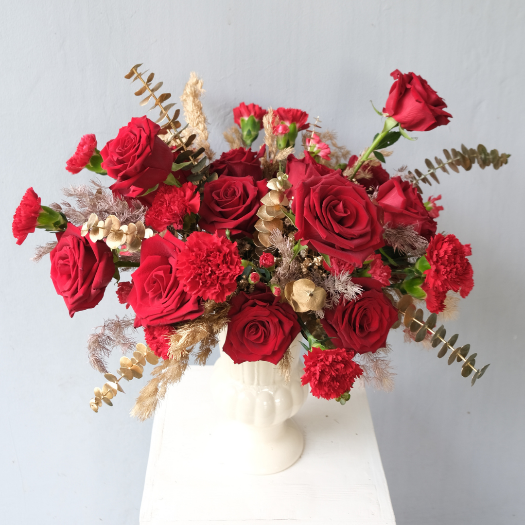 Rangkaian mawar merah Ecuador dalam vas kaca elegan, simbol cinta dan penghormatan — Regal Explorer Rose Vase dari Le Bliss. flori