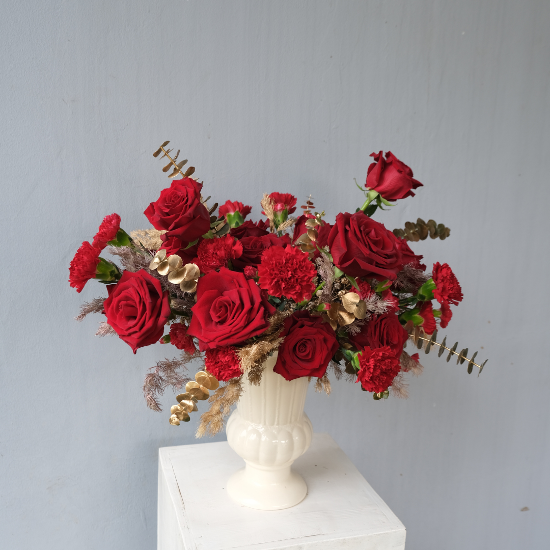 Rangkaian mawar merah Ecuador dalam vas kaca elegan, simbol cinta dan penghormatan — Regal Explorer Rose Vase dari Le Bliss. 