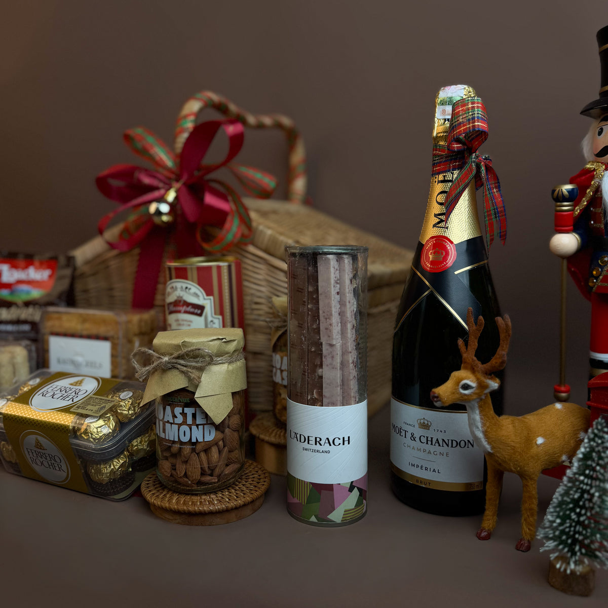 Festive Moët & Gourmet Rattan Picnic Hamper