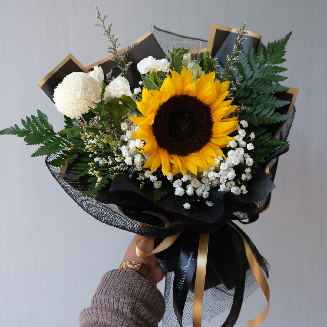 Buket bunga matahari cerah untuk hadiah spesial. Kirim bunga segar hari ini dari florist Surabaya – Le Bliss Bouquet. Tersedia untuk Jakarta & Cirebon.