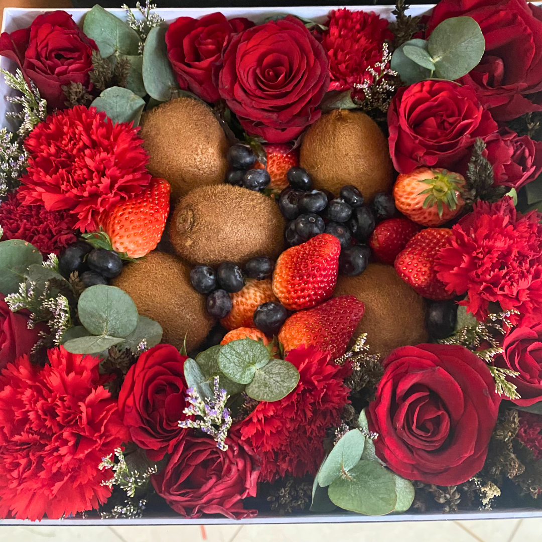 Strawberry Blueberry Kiwi Flower Box – Parcel buah dan bunga segar elegan dari Le Bliss Bouquet Surabaya, cocok untuk hadiah ulang tahun dan hampers sehat. Fruit hamper surabaya