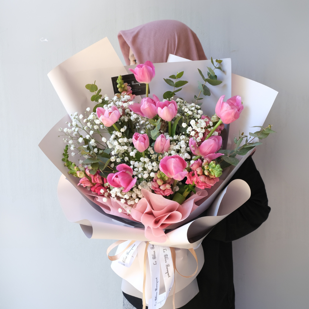 Tulip Barcelona Bouquet - Le Bliss Bouquet. Le Bliss Bouquet’s Tulip Barcelona Bouquet — bold pink tulips with timeless elegance. Perfect for any celebration. Delivery in Jabodetabek, Surabaya & Cirebon.