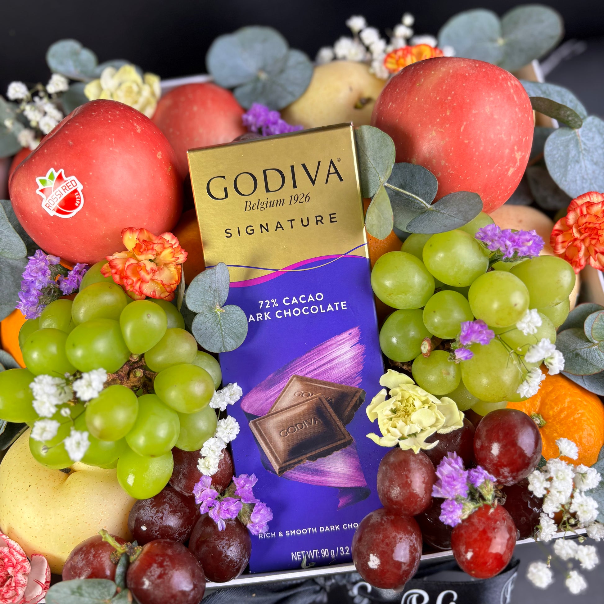 hamper buah dengan coklat Godiva by le bliss box, pengiriman ke seluruh wilayah surabaya. parcel buah surabaya, fruit hamper surabaya