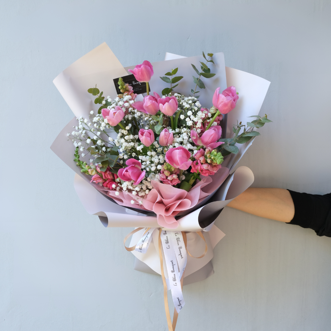Le Bliss Bouquet’s Tulip Barcelona Bouquet — bold pink tulips with timeless elegance. Perfect for any celebration. Delivery in Jabodetabek, Surabaya & Cirebon.
