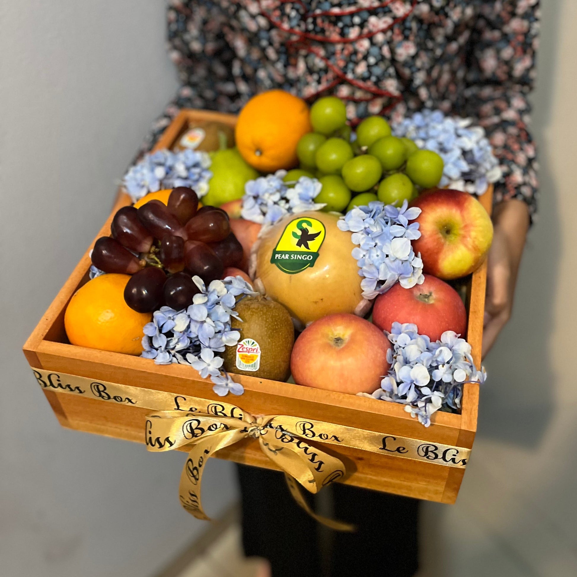 Parcel Buah dengan Bunga Hydrangea dan Kotak Kayu Premium untuk Jakarta, Surabaya, Tangerang, dan Cirebon
