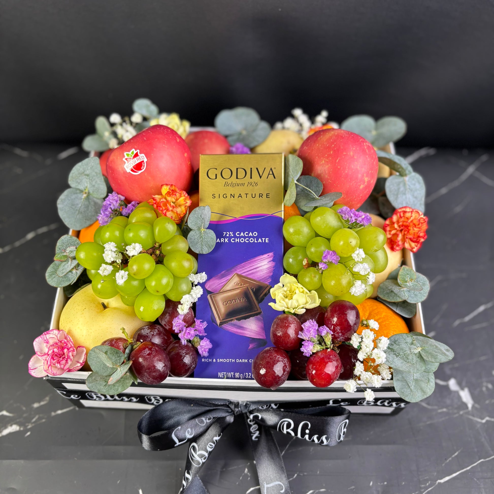 parcel buah dengan coklat Godiva by le bliss box, pengiriman ke seluruh wilayah surabaya. parcel buah surabaya, fruit hamper surabaya. parcel buah jakarta