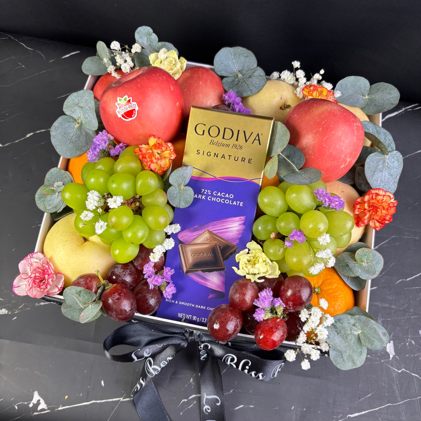 parcel buah dengan coklat Godiva by le bliss box, pengiriman ke seluruh wilayah surabaya. parcel buah surabaya, fruit hamper surabaya