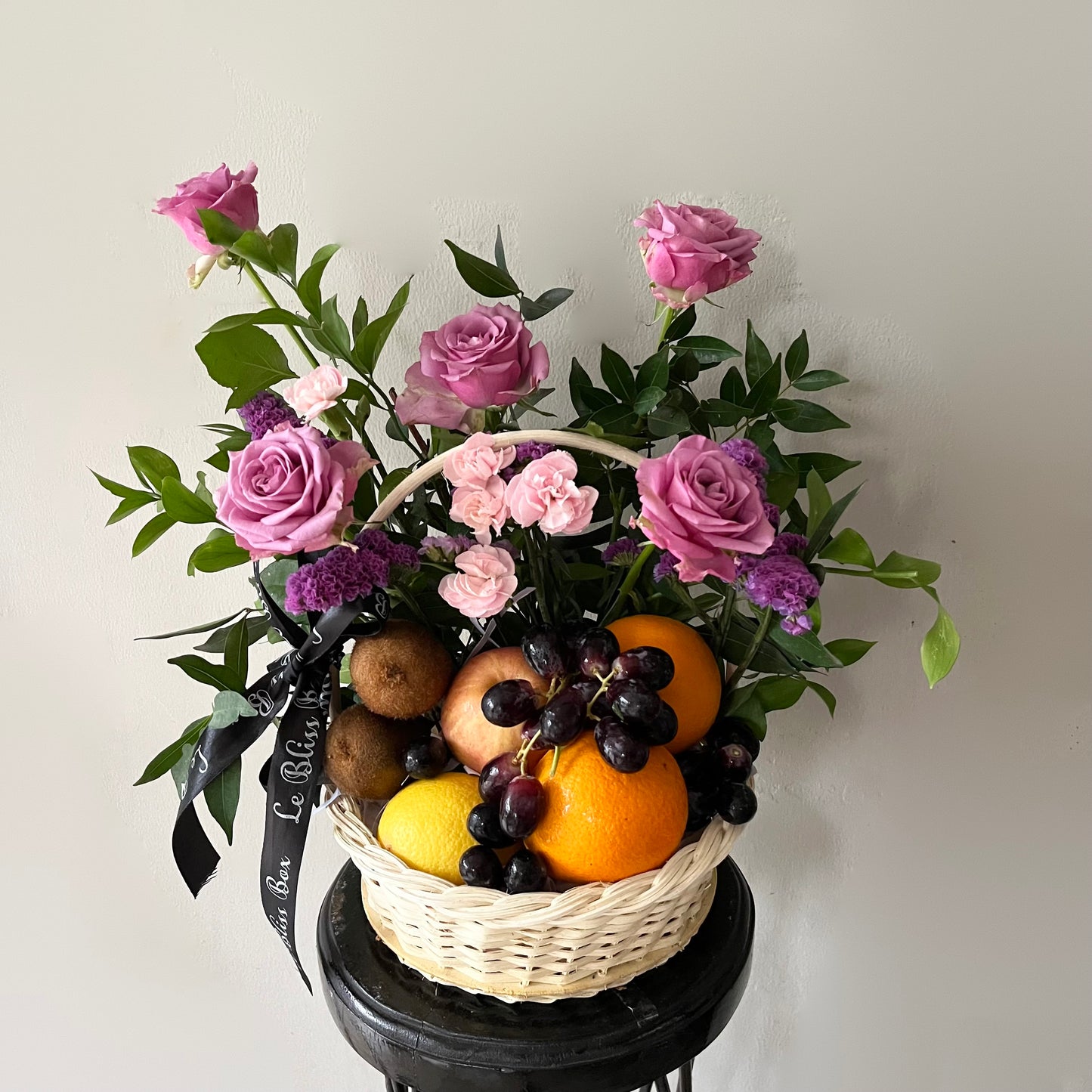 Hamper Buah Surbaya, parcel Buah Bunga surabaya, Parcel Buah dengan kombinasi purple roses by Le Bliss Box | parcel buah surabaya