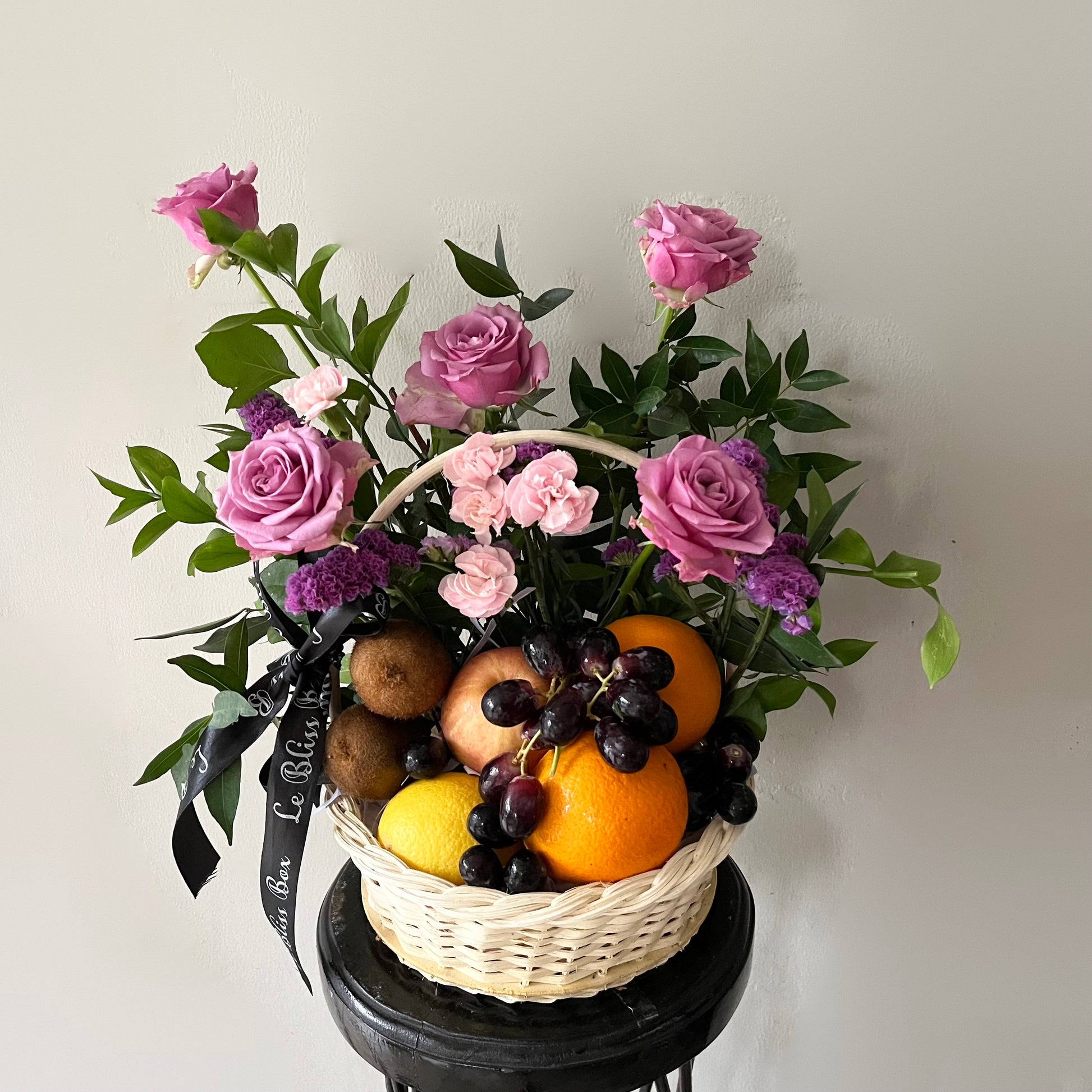 Hamper Buah Surbaya, parcel Buah Bunga surabaya, Parcel Buah dengan kombinasi purple roses by Le Bliss Box | parcel buah surabaya