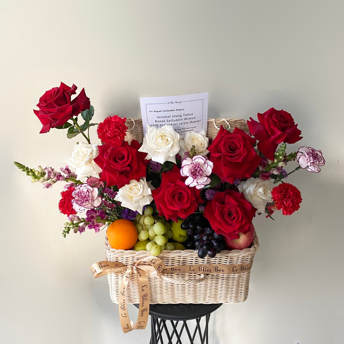 grand fruit parcel by le bliss. parcel buah dengan bunga explorer rose dan buah premium impor. parcel buah surabaya, hamper buah surabaya