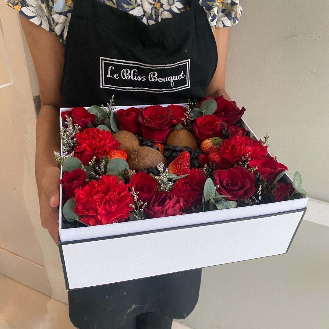 Strawberry Blueberry Kiwi Flower Box – Parcel buah dan bunga segar elegan dari Le Bliss Bouquet Surabaya, cocok untuk hadiah ulang tahun dan hampers sehat. Parcel Buah surabaya