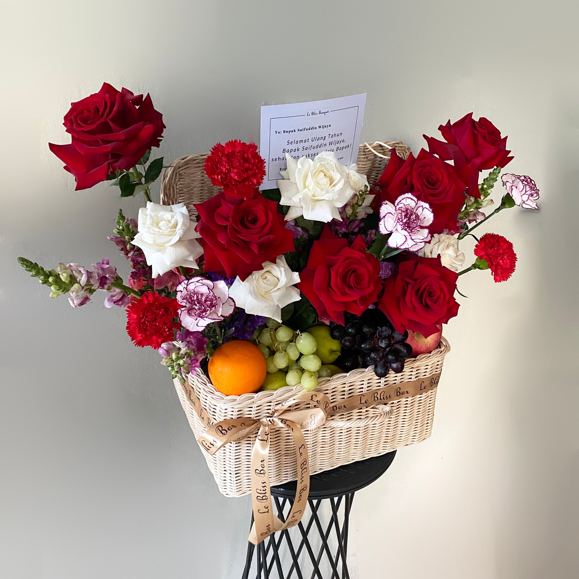 grand fruit parcel by le bliss box: parcel buah dengan bunga explorer rose dan buah premium impor. parcel buah surabaya, hamper buah surabaya