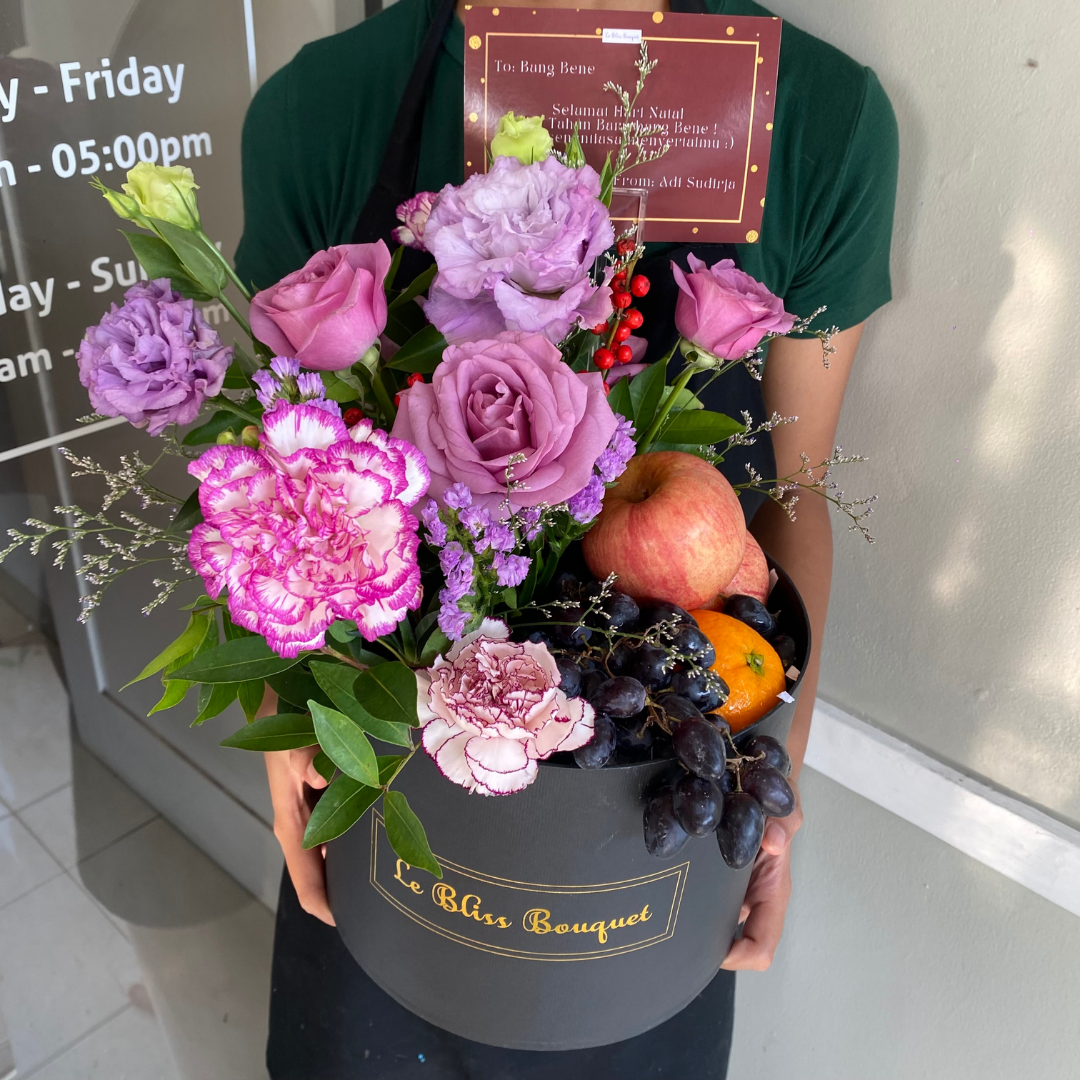 Le Bliss Blooming Box berisi buah apel, anggur, dan bunga pink-putih, dikirim ke Tangerang, Bintaro, dan Cirebon, surabaya