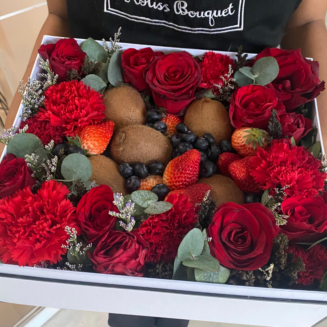 Strawberry Blueberry Kiwi Flower Box – Parcel buah dan bunga segar elegan dari Le Bliss Bouquet Surabaya, cocok untuk hadiah ulang tahun dan hampers sehat. parcel buah surabaya, florist surabaya