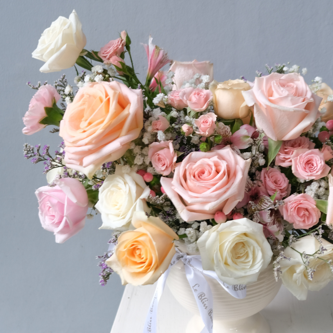 Tiffany Rose Vase dari Le Bliss Bouquet adalah rangkaian bunga segar dalam vas kaca, mengusung nuansa feminin dan elegan dengan dominasi warna Tiffany blue, putih, dan soft pink. Rangkaian ini dibuat dari mawar segar berkualitas premium, dipadukan dengan filler dan daun hijau untuk menciptakan kesan clean dan classy.
Tampilan vas ini cocok untuk berbagai kebutuhan, seperti:

Dekorasi rumah bergaya modern minimalis
Vas bunga untuk meja kantor, lobi hotel, atau restoran
Hadiah ulang tahun, anniversary, atau k