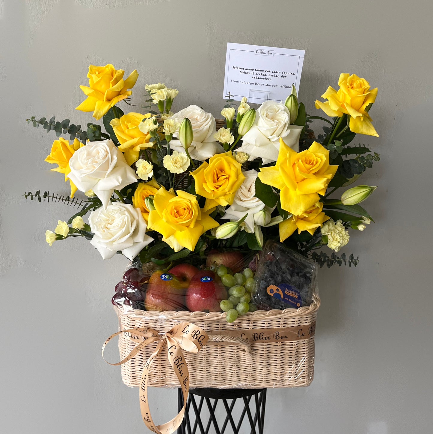 grand fruit parcel - mixed premium fresh import fruits combine with yellow and white rose. parcel buah surabaya, hamper buah surabaya