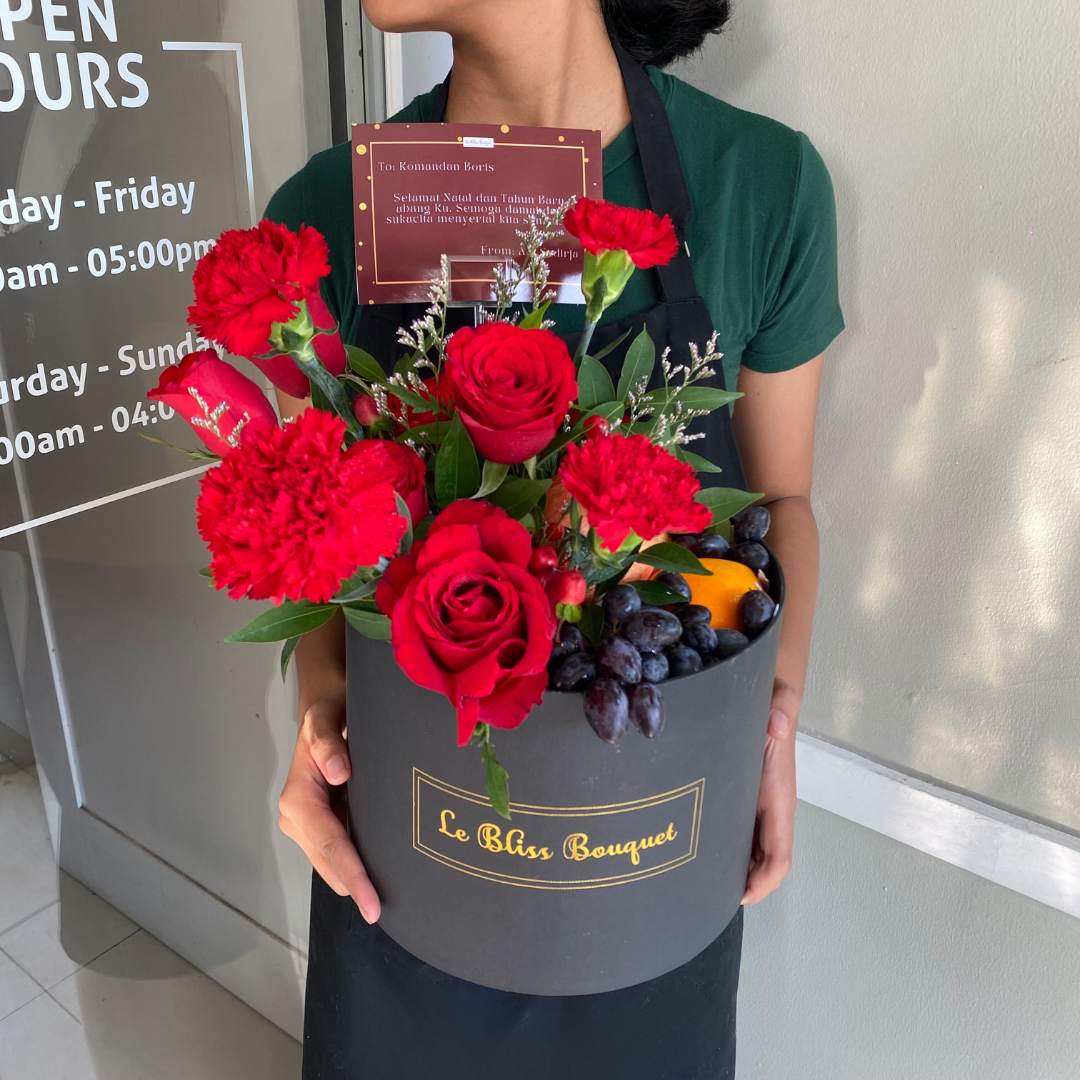 Parcel buah dan bunga segar dalam Blooming Box eksklusif dari Le Bliss Bouquet untuk pengiriman ke Surabaya