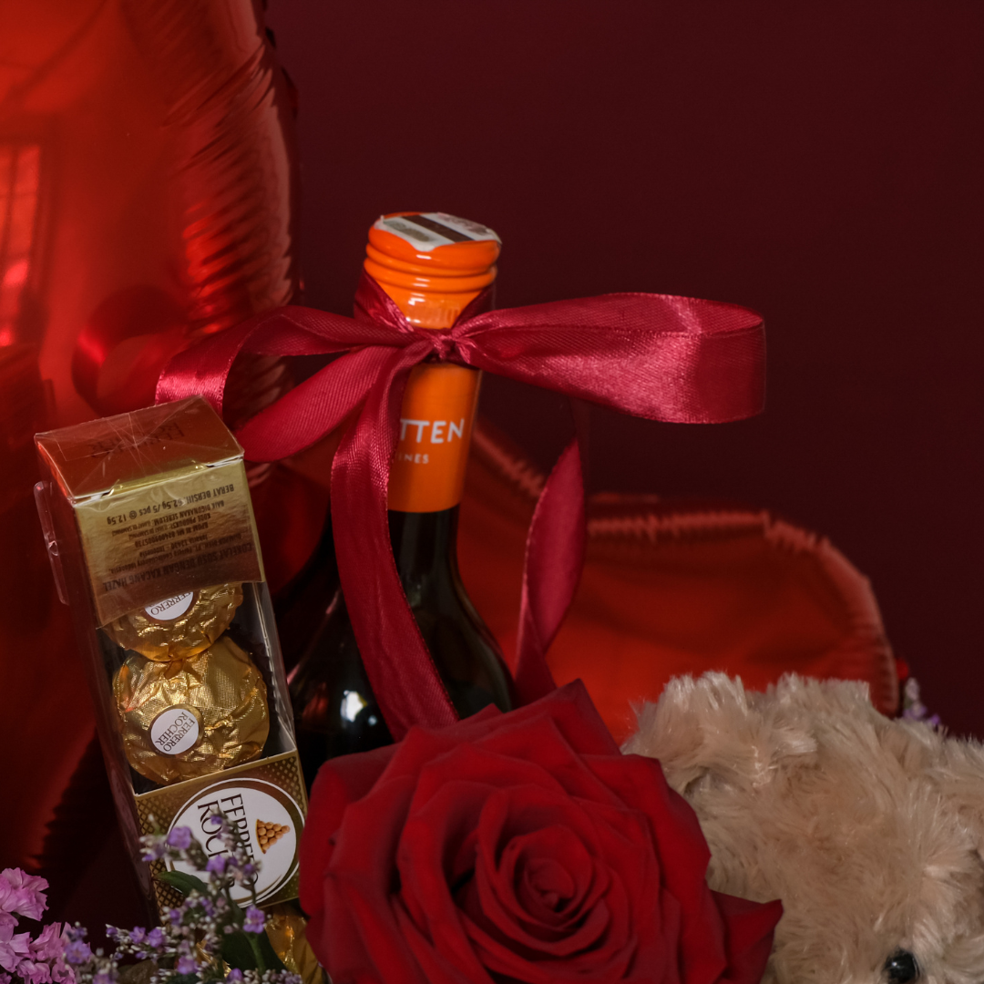Le Bliss Bouquet Valentine's Day Gift Hamper Wine Teddy Chocolate - Le Bliss Bouquet