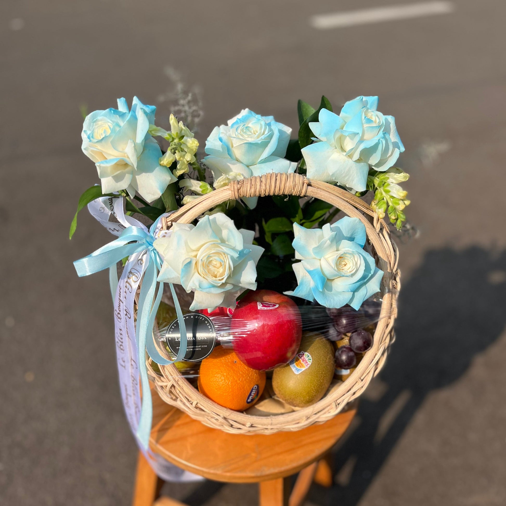 Fruit Hamper Jakarta | parcel buah surabaya premium impor buah kombinasi dengan mawar biru