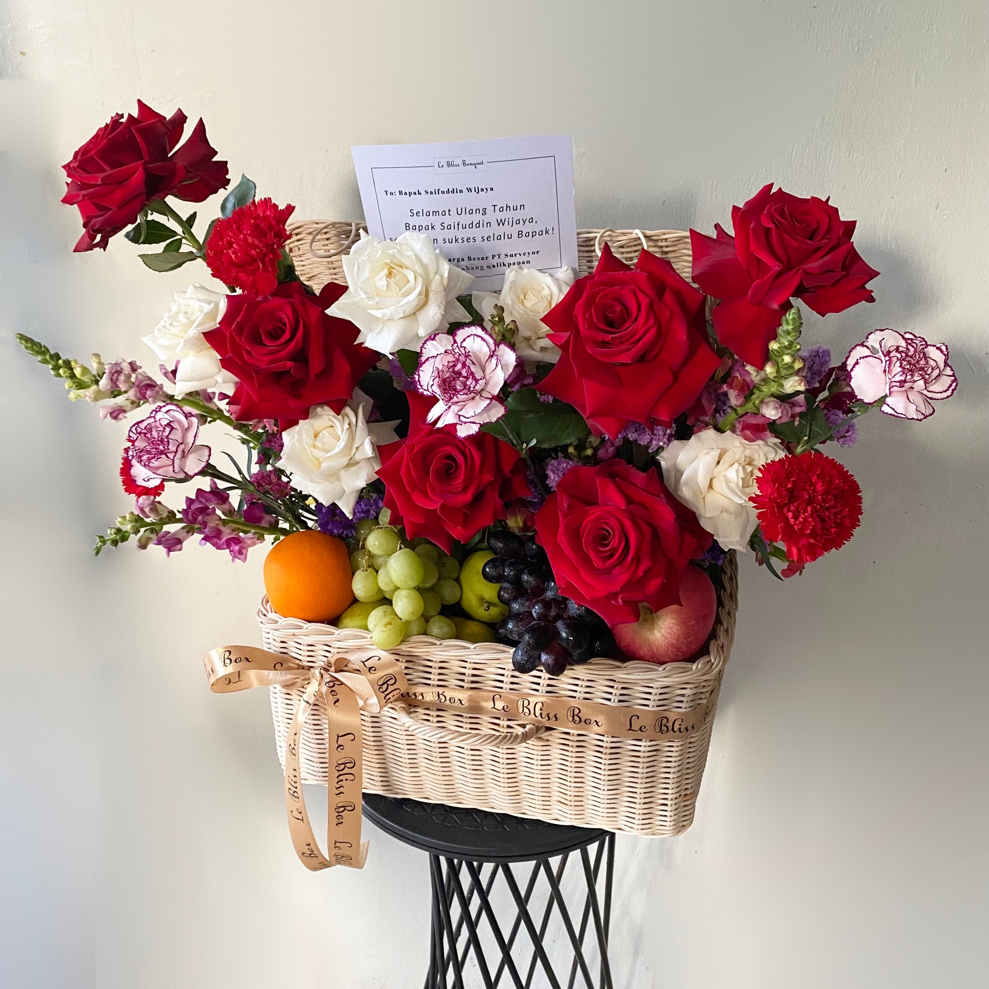 grand fruit parcel: parcel buah dengan bunga explorer rose dan buah premium impor. parcel buah surabaya, hamper buah surabaya