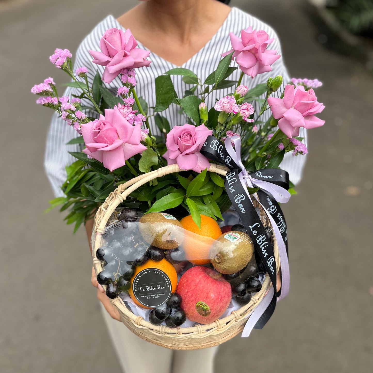 mawar ungu dengan kombinasi buah premium. parcel buah import dengan kombinasi bunga by le bliss box. parcel buah surabaya